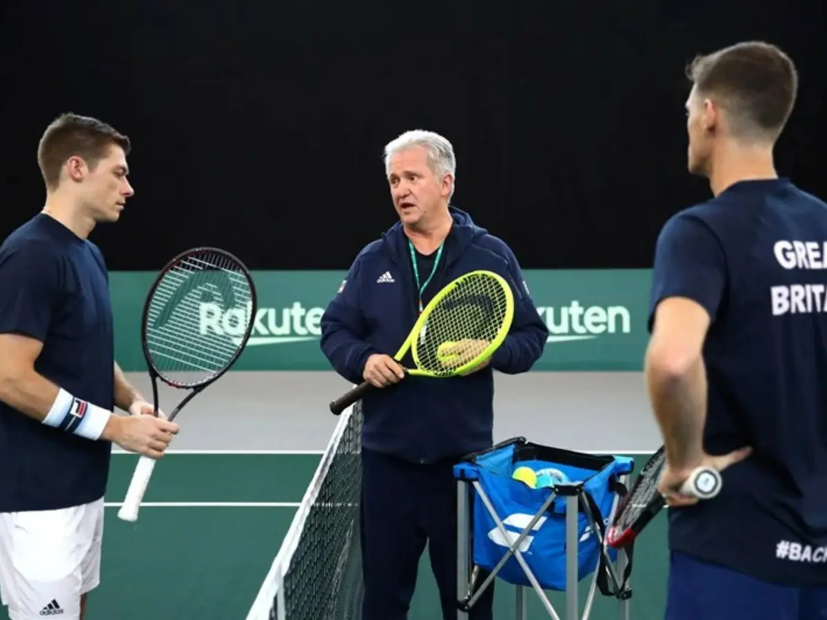 Louis Cayer (National LTA Coach) talking to doubles players on court